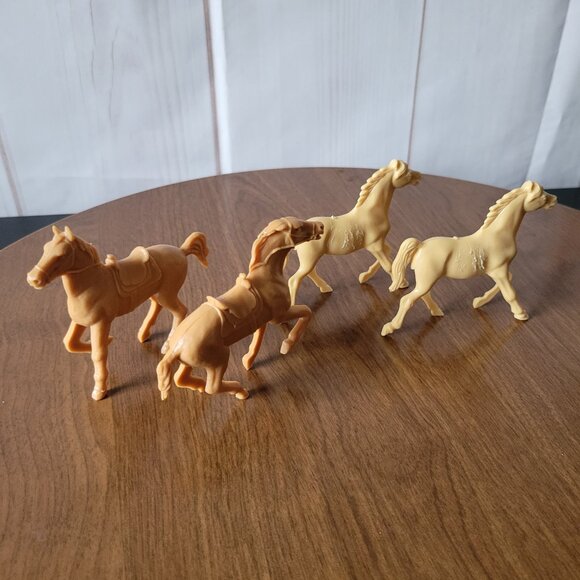 Vintage 1960’s Toy Plastic Horse Figure Set of 4, Tan - Picture 2 of 8